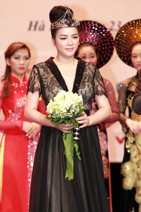 Sau khi chính thức rút khỏi “cuộc đua” bầu chọn Đại sứ Du lịch Việt Nam lần thứ hai vì lý do bận việc riêng vào tháng 3 vừa qua, Lý Nhã Kỳ đã chính thức trở thành Đại sứ Nữ hoàng trang sức Việt Nam.